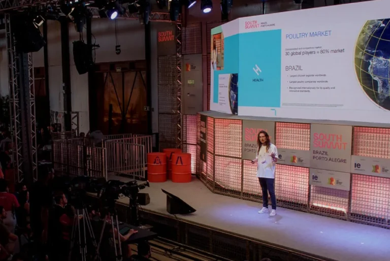 Palco do South Summit com apresentação de um fundador