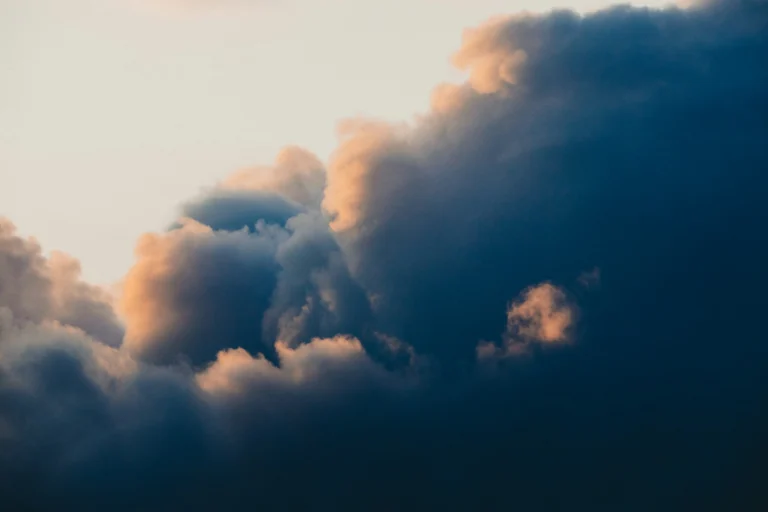 Nube de lluvia en la distancia